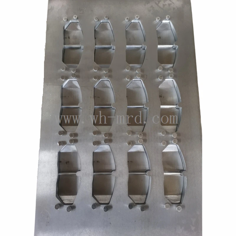 Slitsad och avfasad bromsbeläggsmögel